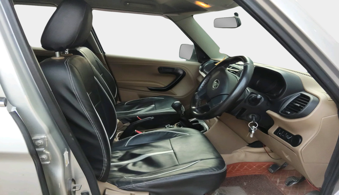 2016 Mahindra TUV300 T6, Diesel, Manual, 1,12,288 km, interior