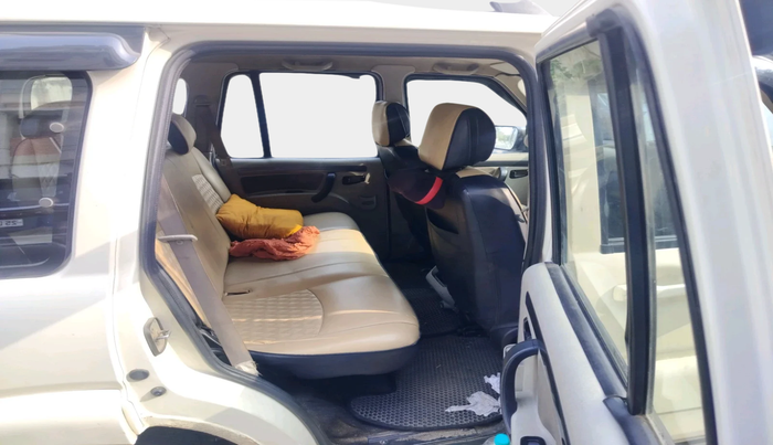 2016 Mahindra Scorpio S6 PLUS 1.99, Diesel, Manual, 2,22,087 km, interior