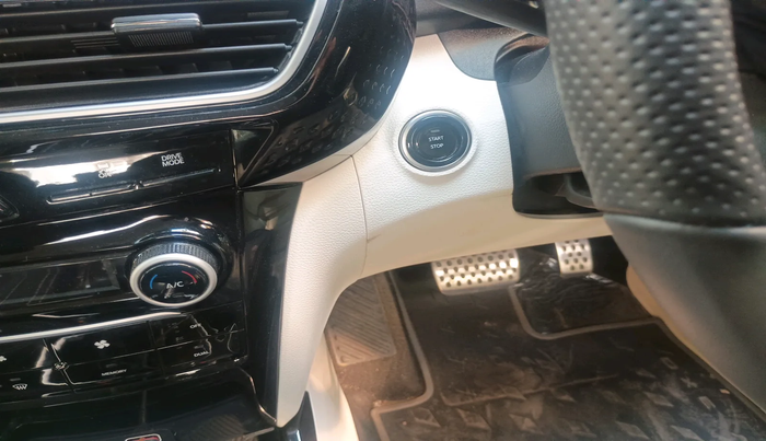 2024 Mahindra XUV 3XO AX5L 1.2 TGDi AT, Petrol, Automatic, 4,101 km, interior