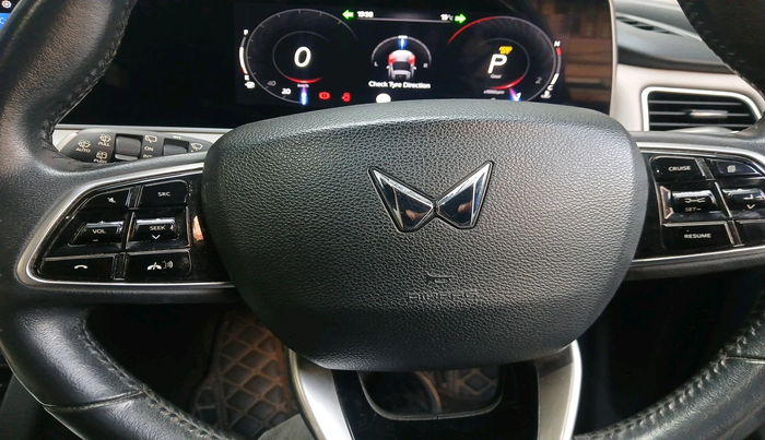 2021 Mahindra XUV700 AX 7 LUXURY P AT 7 STR, Petrol, Automatic, 28,469 km, interior