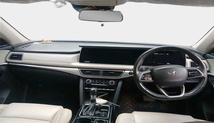 2021 Mahindra XUV700 AX 7 LUXURY P AT 7 STR, Petrol, Automatic, 28,469 km, interior