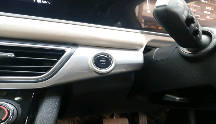 2021 Mahindra XUV700 AX 7 LUXURY P AT 7 STR, Petrol, Automatic, 28,469 km, interior