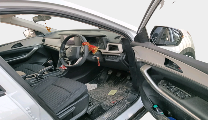 2025 Mahindra XUV700 MX Petrol MT 7 STR, Petrol, Manual, 506 km, interior