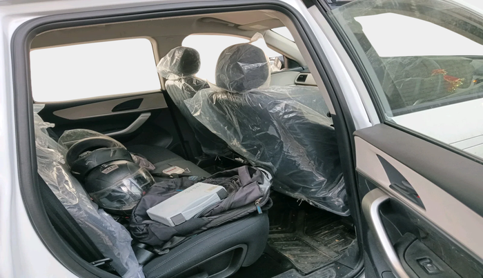 2025 Mahindra XUV700 MX Petrol MT 7 STR, Petrol, Manual, 506 km, interior