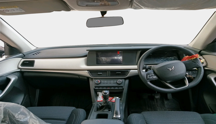 2025 Mahindra XUV700 MX Petrol MT 7 STR, Petrol, Manual, 506 km, interior