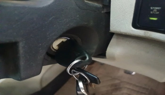 2017 Mahindra Scorpio S4 PLUS 1.99 INTELLI-HYBRID, Diesel, Manual, 99,316 km, interior