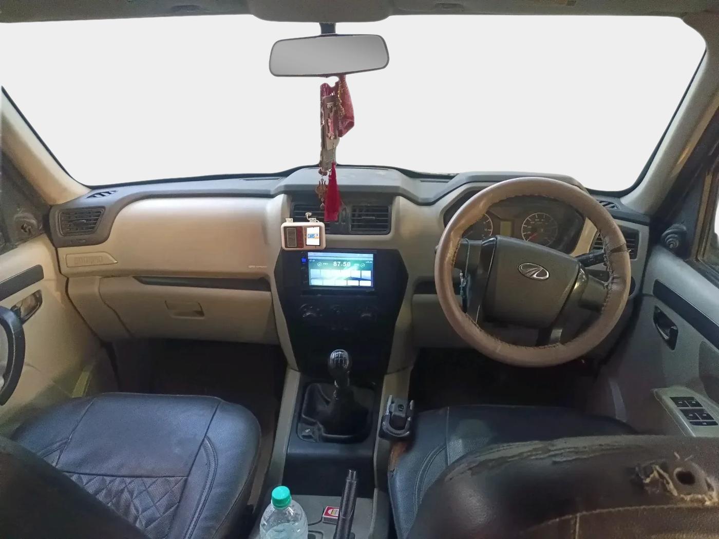 2017 Mahindra Scorpio S4 PLUS 1.99 INTELLI-HYBRID, Diesel, Manual, 99,316 km, interior