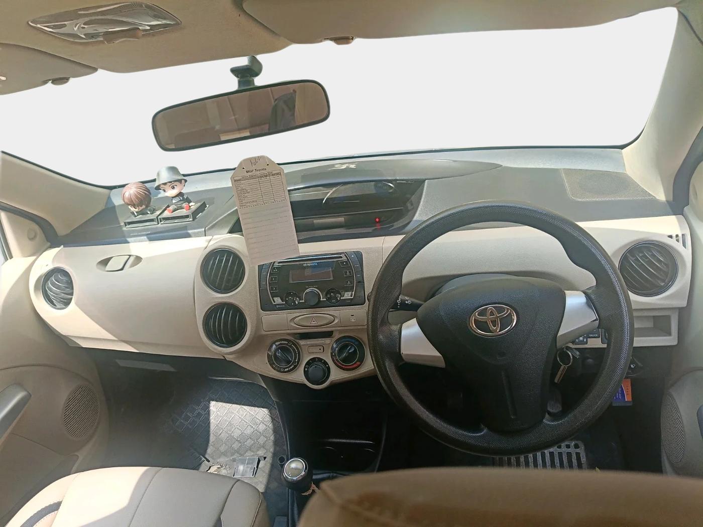 2017 Toyota Etios Liva V, Petrol, Manual, 72,304 km, interior
