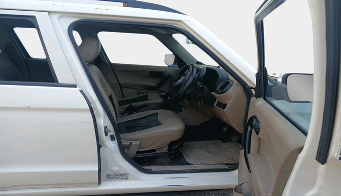 2016 Mahindra TUV300 T6, Diesel, Manual, 79,027 km, interior