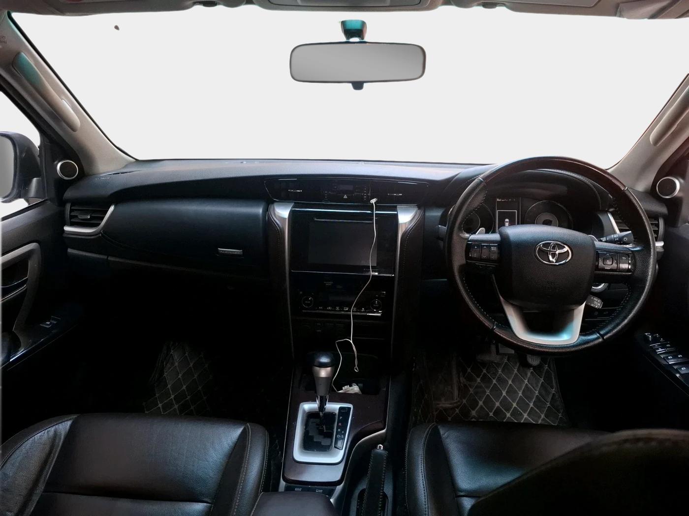 2017 Toyota Fortuner 2.8 4X2 AT, Diesel, Automatic, 61,371 km, interior