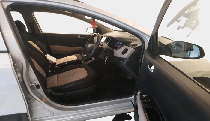 2017 Hyundai Grand i10 SPORTZ (O) AT 1.2 KAPPA VTVT, Petrol, Automatic, 84,353 km, interior