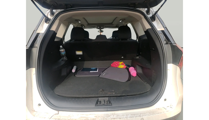 2024 Mahindra XUV700 AX 5 P MT 5 STR, Petrol, Manual, 31,787 km, exterior