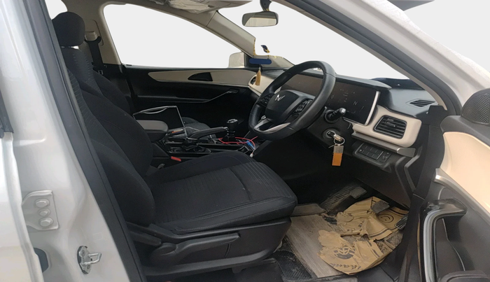 2024 Mahindra XUV700 AX 5 P MT 5 STR, Petrol, Manual, 31,787 km, interior