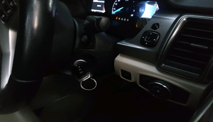 2016 Ford Endeavour TREND 2.2 4X2 AT, Diesel, Automatic, 1,84,048 km, interior