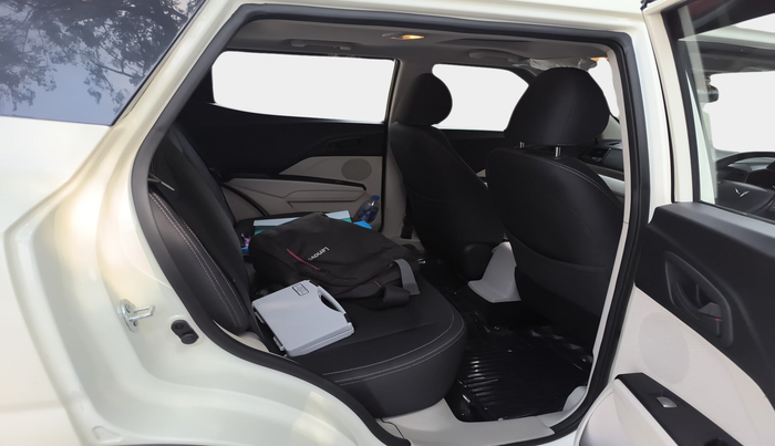 2023 Mahindra XUV300 W6 1.2 PETROL, Petrol, Manual, 13,476 km, interior