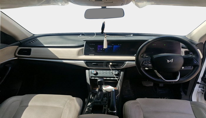 2022 Mahindra XUV700 AX 5 P AT 5 STR, Petrol, Automatic, 31,365 km, interior