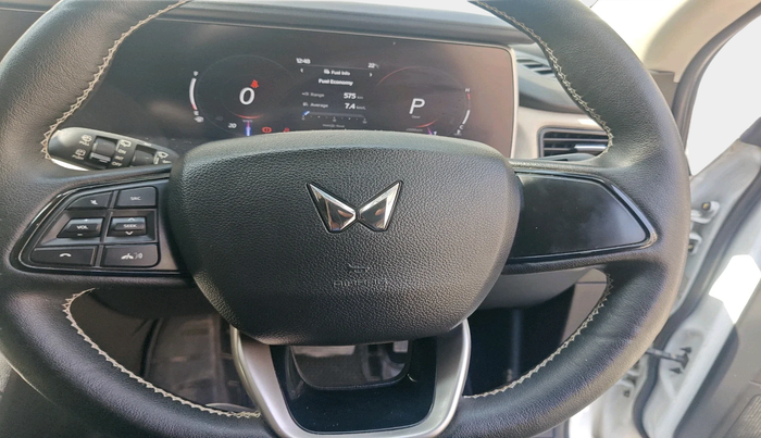 2022 Mahindra XUV700 AX 5 P AT 5 STR, Petrol, Automatic, 31,365 km, interior