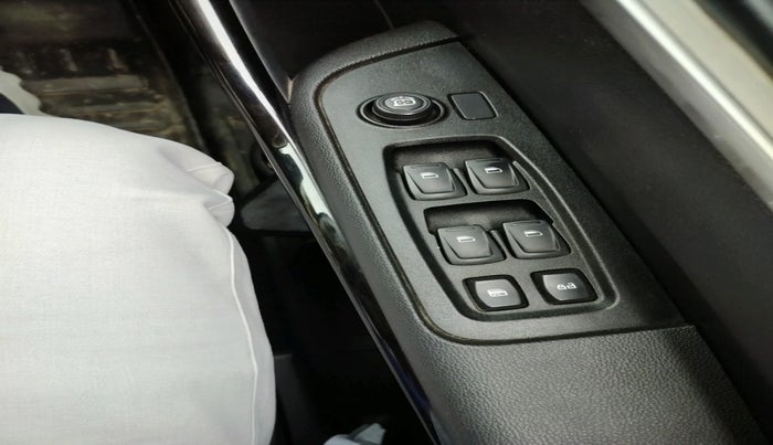 2023 Mahindra XUV700 AX 5 D MT 7 STR, Diesel, Manual, 45,206 km, interior