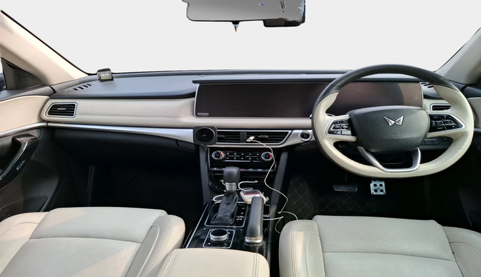 2023 Mahindra XUV700 AX 7 P AT 7 STR, Petrol, Automatic, 11,538 km, interior