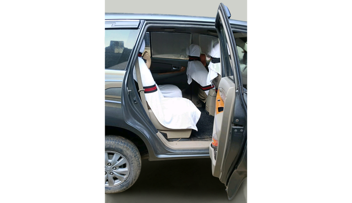 2011 Toyota Innova V 2.5 7 STR, Diesel, Manual, 1,31,932 km, interior