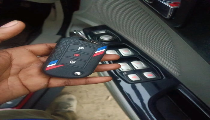 2022 Mahindra XUV300 W8 (O) 1.2 PETROL, Petrol, Manual, 17,986 km, interior