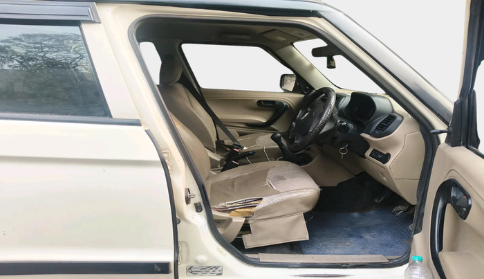 2016 Mahindra TUV300 T6 PLUS, Diesel, Manual, 1,75,110 km, interior