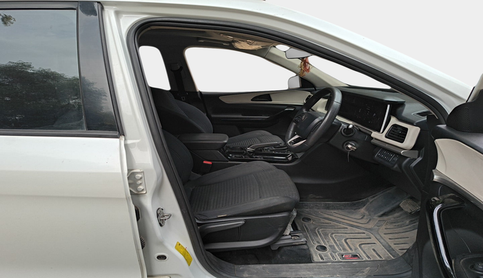 2023 Mahindra XUV700 AX 5 D AT 5 STR, Diesel, Automatic, 72,410 km, interior
