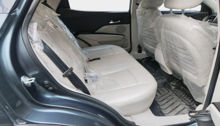 2023 Mahindra XUV300 W8 (O) 1.2 PETROL AMT, Petrol, Automatic, 11,353 km, interior