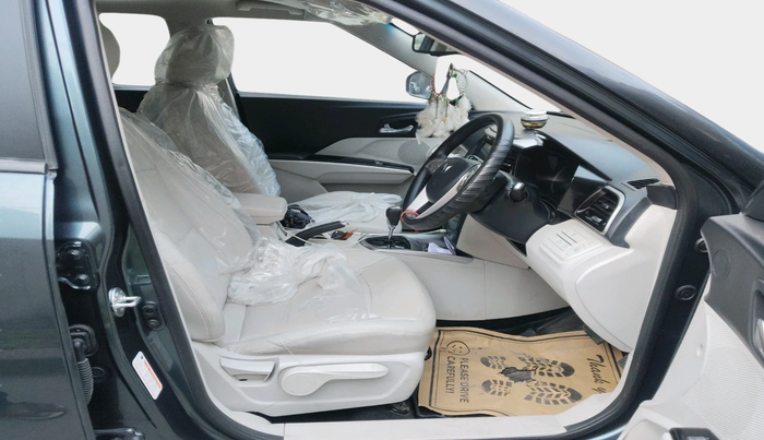 2023 Mahindra XUV300 W8 (O) 1.2 PETROL AMT, Petrol, Automatic, 11,353 km, interior