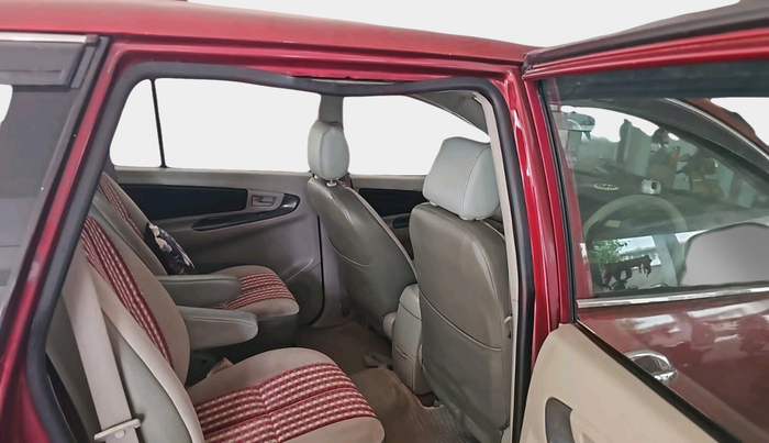 2010 Toyota Innova 2.5 G4 7 STR, Diesel, Manual, 2,32,838 km, interior