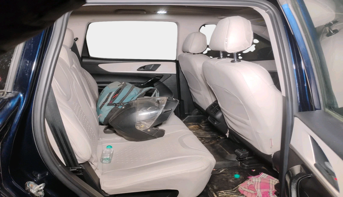 2022 Mahindra XUV700 AX 5 P MT 7 STR, Petrol, Manual, 26,271 km, interior