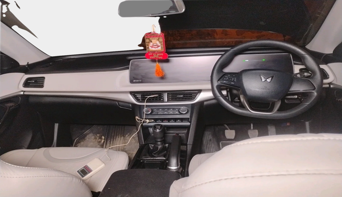 2022 Mahindra XUV700 AX 5 P MT 7 STR, Petrol, Manual, 26,271 km, interior