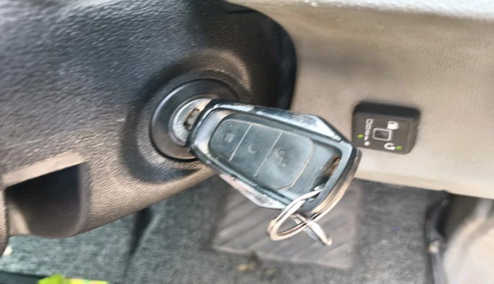 2016 Mahindra Kuv100 K8 6 STR, Petrol, Manual, 36,948 km, interior