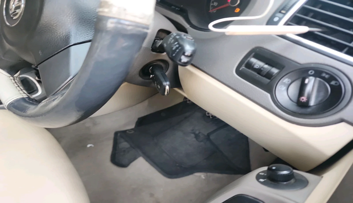 2011 Volkswagen Vento HIGHLINE 1.6 MPI, Petrol, Manual, 1,17,970 km, interior