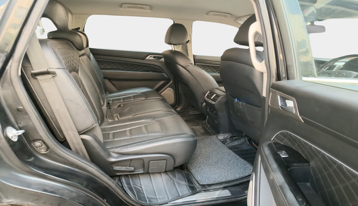 2022 Mahindra ALTURAS G4 2WD AT, Diesel, Automatic, 93,711 km, interior