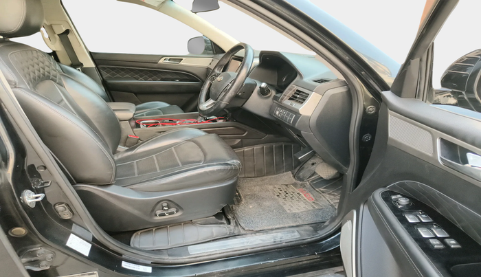 2022 Mahindra ALTURAS G4 2WD AT, Diesel, Automatic, 93,711 km, interior