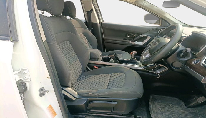 2019 Tata Harrier XT 2.0L KRYOTEC, Diesel, Manual, 56,413 km, interior