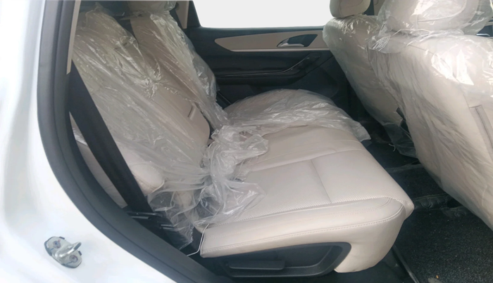 2024 Mahindra XUV700 AX 7 LUXURY P AT 7 STR, Petrol, Automatic, 5,207 km, interior