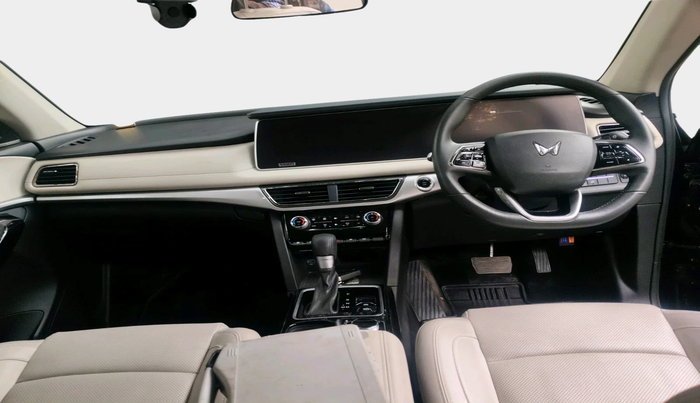 2024 Mahindra XUV700 AX 7 LUXURY P AT 7 STR, Petrol, Automatic, 17,013 km, interior