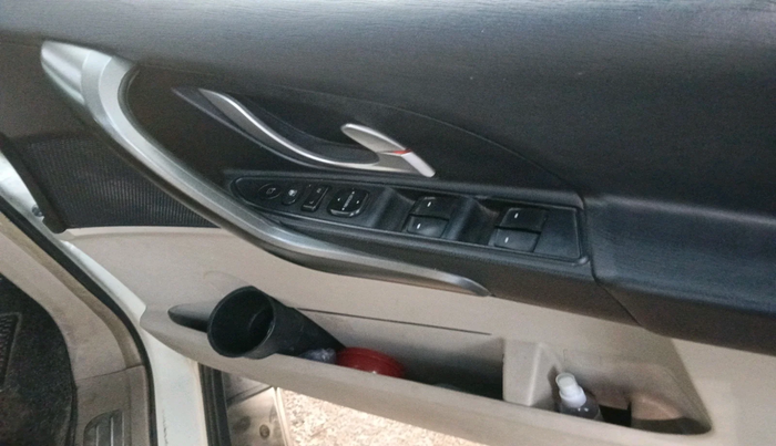 2016 Mahindra XUV500 W6 1.99, Diesel, Manual, 60,370 km, interior