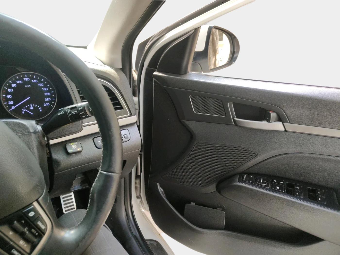 2016 Hyundai New Elantra 2.0 SX (O) MT, CNG, Manual, 63,254 km, interior