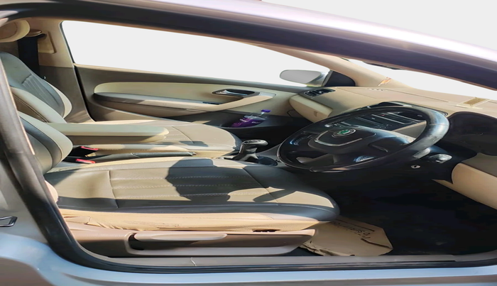 2013 Skoda Rapid ELEGANCE 1.6 TDI CR MT, Diesel, Manual, 1,77,508 km, interior