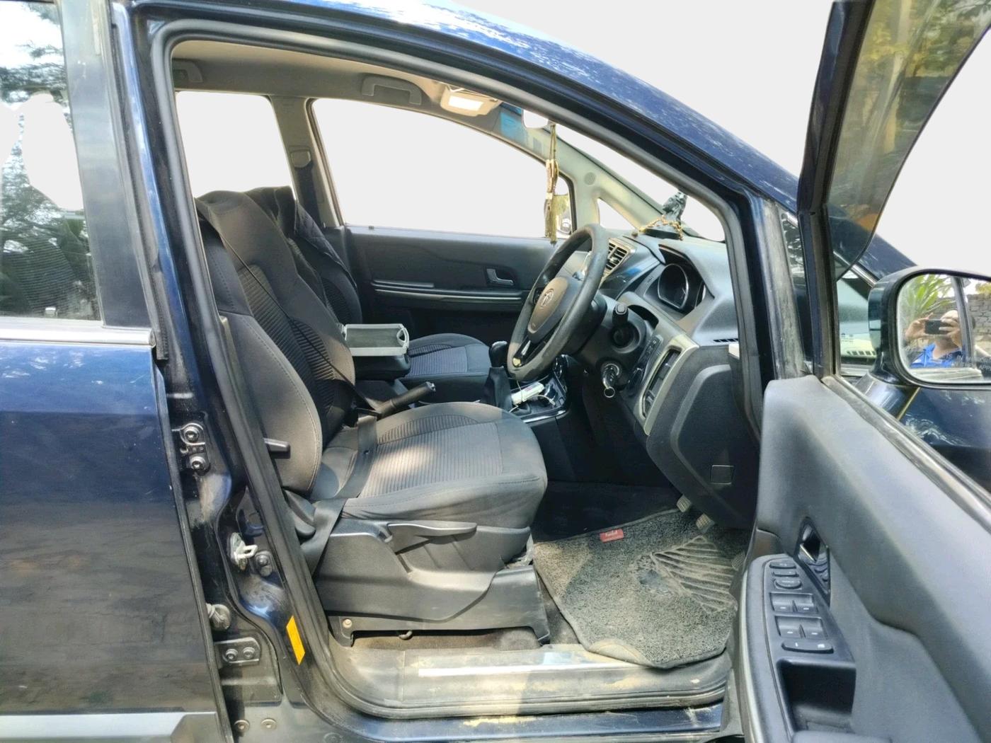 2017 Tata Hexa XM 4X2 7 STR, Diesel, Manual, 81,510 km, interior