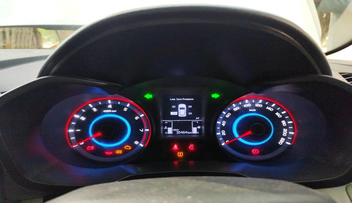 2022 Mahindra XUV300 W8 (O) 1.2 PETROL, Petrol, Manual, 35,464 km, interior