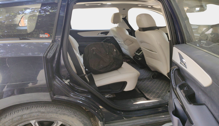 2022 Mahindra XUV700 AX 7 P AT 7 STR, Petrol, Automatic, 55,149 km, interior