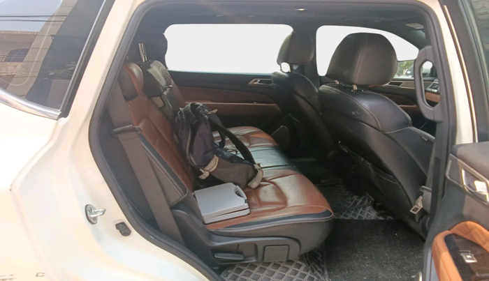2021 Mahindra ALTURAS G4 4WD AT, Diesel, Automatic, 1,00,368 km, interior