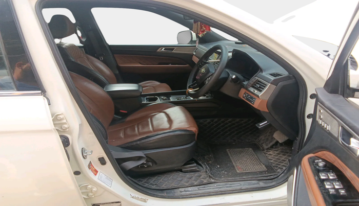 2021 Mahindra ALTURAS G4 4WD AT, Diesel, Automatic, 1,00,368 km, interior