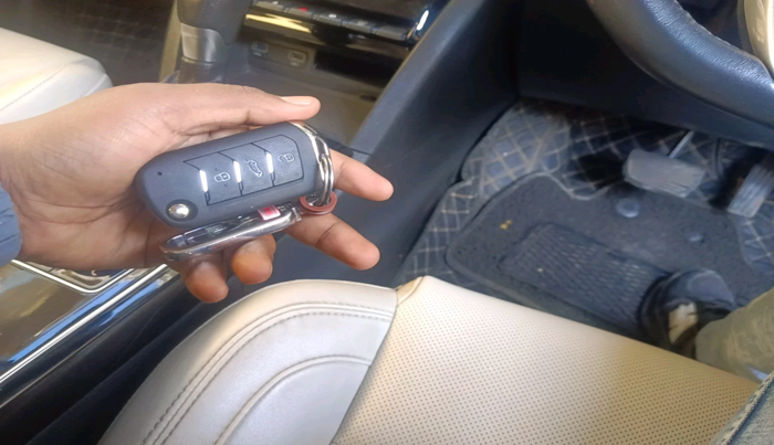 2021 Mahindra XUV700 AX 7 LUXURY P AT 7 STR, Petrol, Automatic, 33,500 km, interior