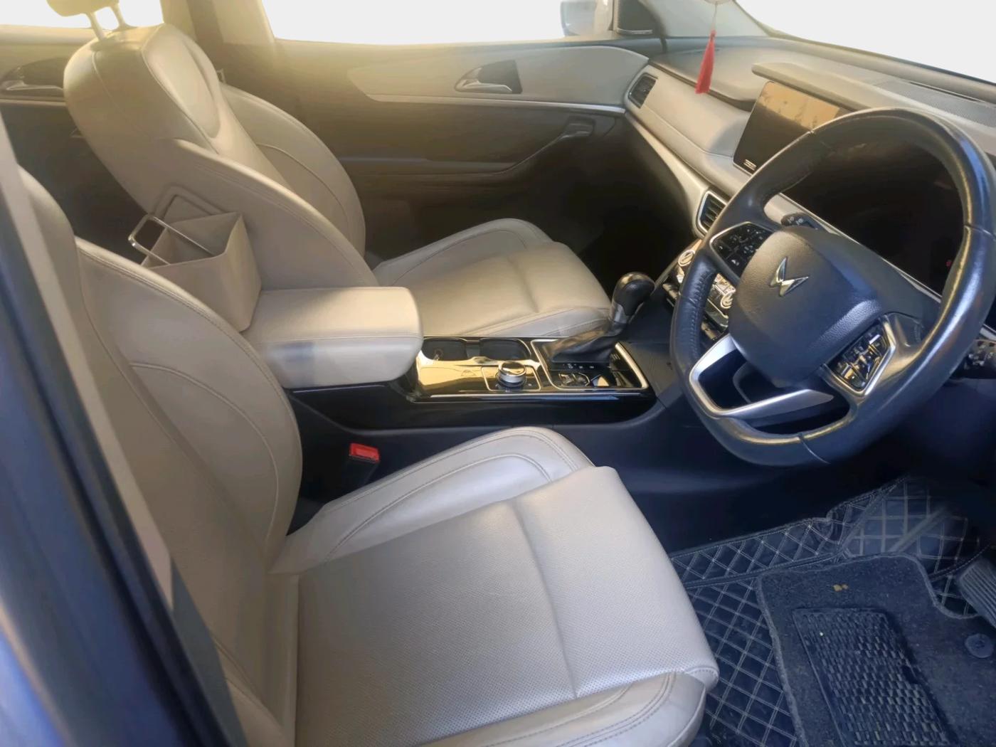 2021 Mahindra XUV700 AX 7 LUXURY P AT 7 STR, Petrol, Automatic, 33,500 km, interior