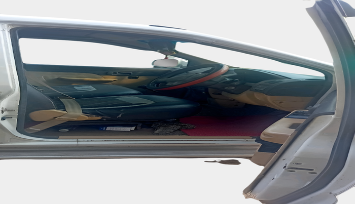 2013 Chevrolet Tavera ELITE LS B3 10 STR BS III, Diesel, Manual, 1,77,370 km, interior